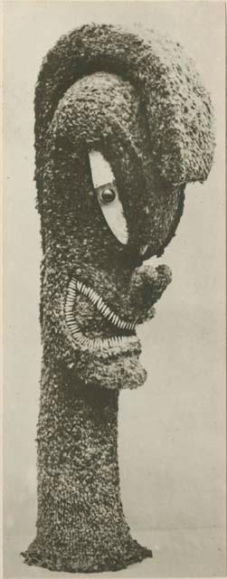 Anthropomorphic head of wicker and feathers
