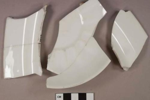 White undecorated porcelain saucer and vessel rim fragments, white paste