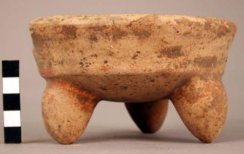 Painted earthen vase, 3 legs