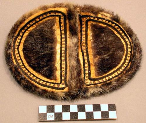 Small seal skin pouch decorated with hairless skin imbrication *