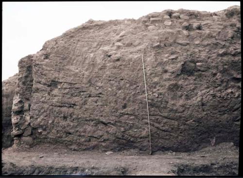 Side of excavated area, wall end, measuring rod