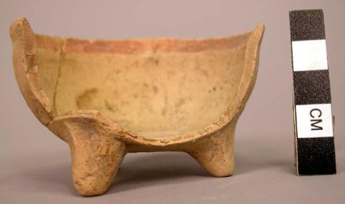 4 pottery vessels