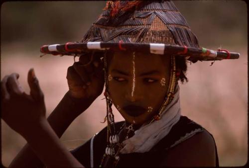 Gerewol dancer applying makeup - Niger
