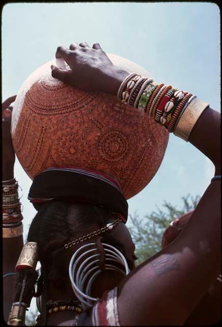 Bororo woman carrying calabash - Niger
