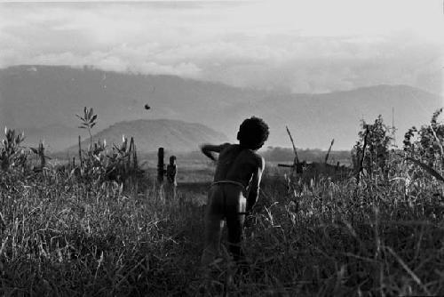 Uwar throwing grass spears