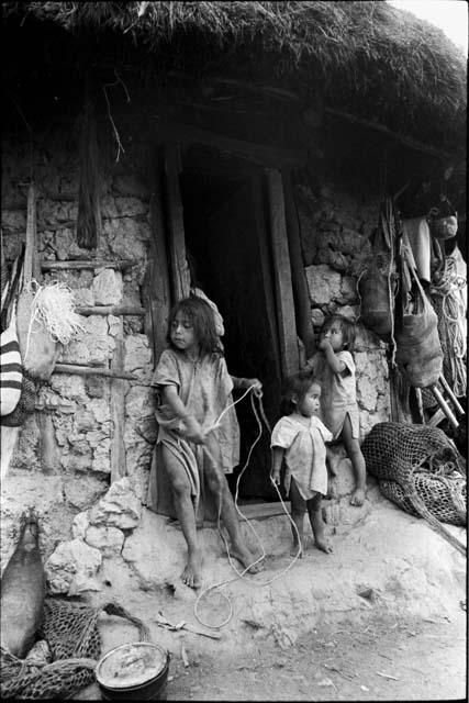 Ika children in doorway




