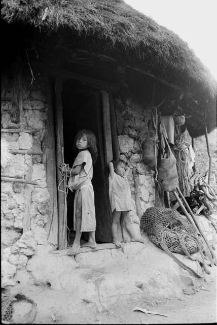 Ika children in doorway




