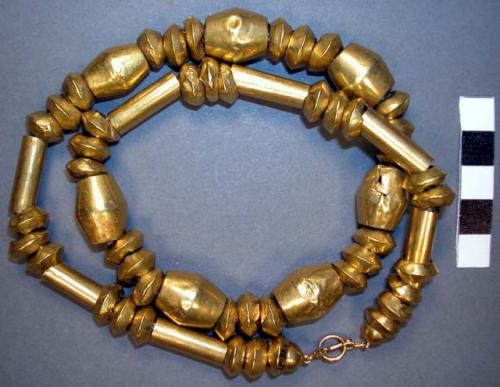 Necklace of hollow gold beads, hammered, 45 disc-shaped, 7 cylindrical, 7 barrel