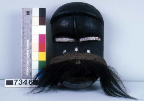 Wooden mask with glass, metal, teeth and whiskers (Ni ble bu Glu) - "Small baby
Carved wooden mask, metal eyes and features, hair mustache with fiber band.
"Ni ble bu Glü."
