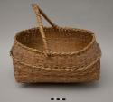 Single-handle basket with decorative ridge