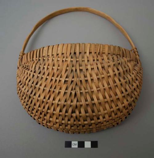 Basketry wall pocket with wooden handle