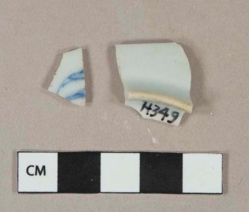 White Chinese trade porcelain vessel body and base fragments, 1 fragment with blue handpainted decoration, white paste