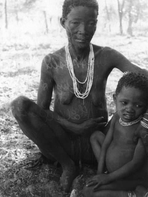 Mushulay or /Oãshay (wife of _Tao, sister of Mishi) sitting with her granddaughter, Tama