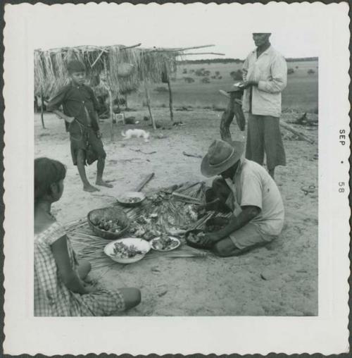 Photograph album, Yaruro fieldwork, p. 22, photo 4, people cooking