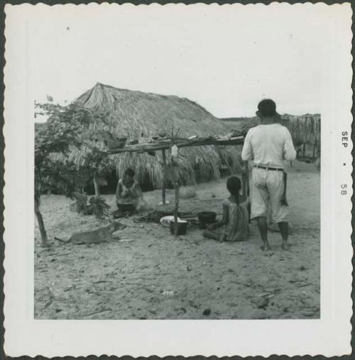 Photograph album, Yaruro fieldwork, p. 23, photo 2, people cooking by fire
