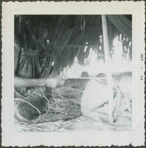 Photograph album, Yaruro fieldwork, p. 28, photo 2, weaving technique