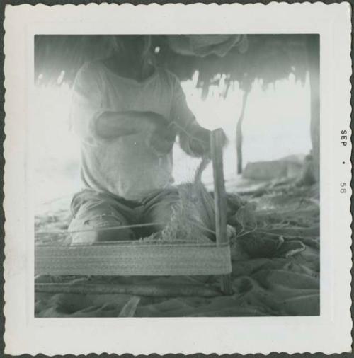 Photograph album, Yaruro fieldwork, p. 28, photo 3, weaving technique
