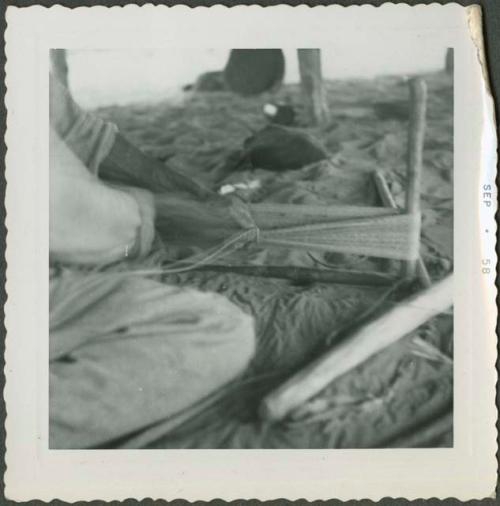 Photograph album, Yaruro fieldwork, p. 28, photo 5, weaving technique