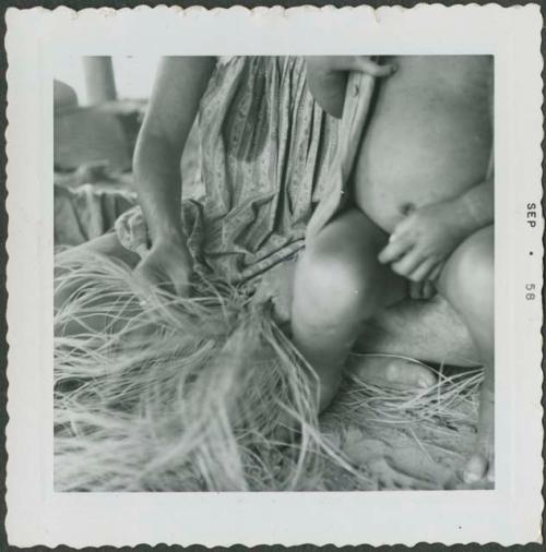 Photograph album, Yaruro fieldwork, p. 29, photo 2, close view of weaving technique, sorting brush