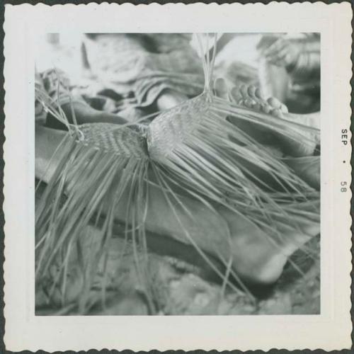 Photograph album, Yaruro fieldwork, p. 29, photo 3, close view of weaving technique