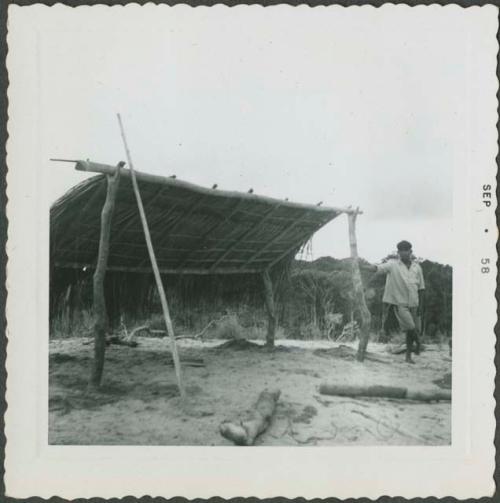 Photograph album, Yaruro fieldwork, p. 38, photo 5, open faced construction