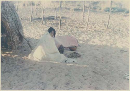 Photograph album, Yaruro fieldwork, p. 40, photo 1, girl wrapped in blanket