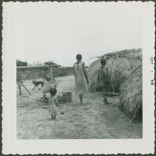 Photograph album, Yaruro fieldwork, p. 42, photo 1, three children facing away from camera