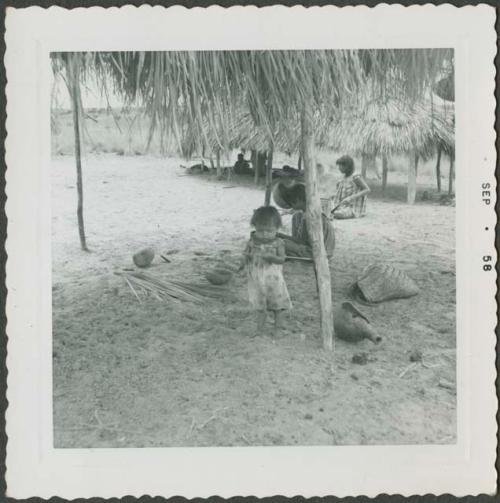 Photograph album, Yaruro fieldwork, p. 44, photo 4, children under thatched roof
