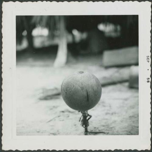 Photograph album, Yaruro fieldwork, p. 59, photo 4, decorated object