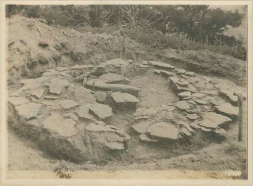 Haynes Mound, graves surrounded by circular pavement