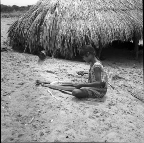Work and techniques: woman working on thatch