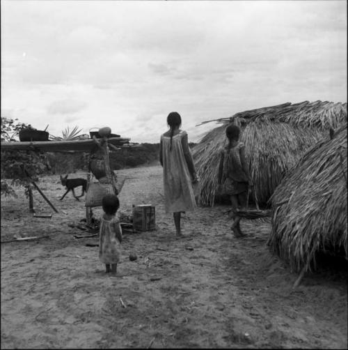 Activities and rest: three Yaruro children facing away from camera