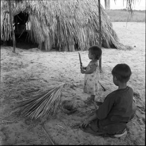 Portraits of people: children under thatched roof