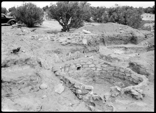 Jeddito 4A, Room 17 and higher slab rooms to the north, from the south.