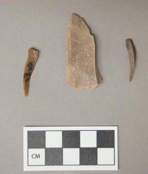 Flint blades, including tan and grey colored stone