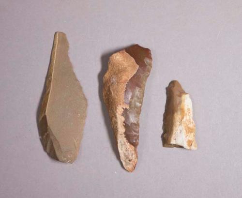 Flint, 5 flakes and blades, some with cortex, red, brown, gray