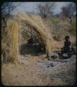 Woman with mortar and pestle in front of a skerm