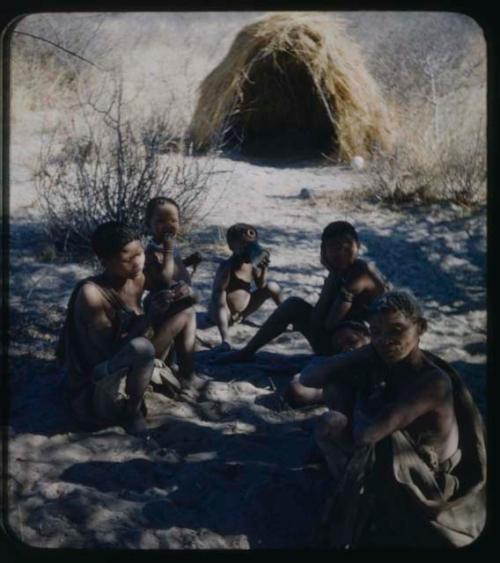 Women and children sitting in front of a skerm