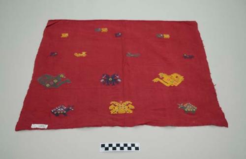 Small rd tzute or servilleta. red with multicolored embroidery. 53 x 61 cm.