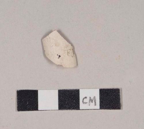 Unsmoked pipe bowl fragment, incised with "E[?]"