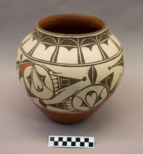 Polychrome-on-white olla:  geometric motif