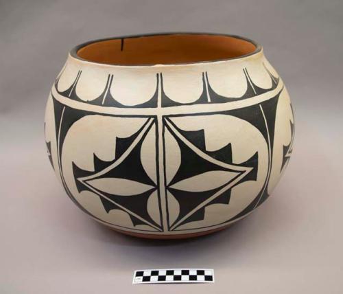 Black-on-white olla: geometric motif