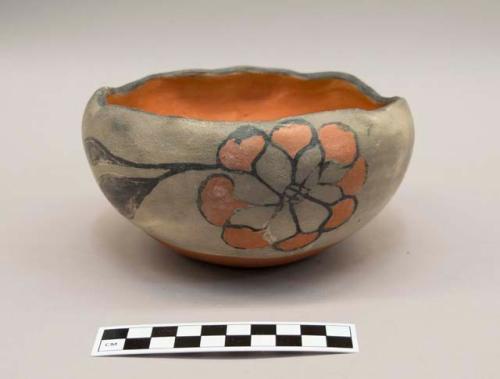 Polychrome-on-grey fluted-rim bowl: floral motif