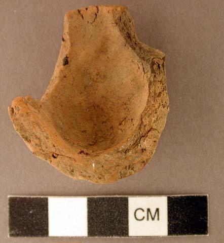 Coarse earthenware pinch pot fragment