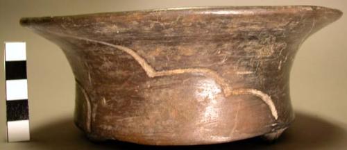 Pottery tripod dish, decorated woth grooved undulating lines