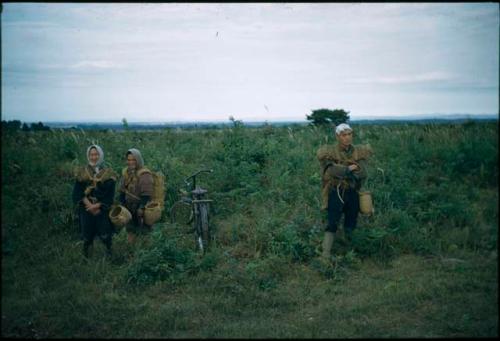 Farmers with straw baskets