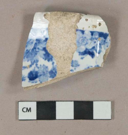 Blue on white transferprinted earthenware vessel rim fragment, white paste, slightly molded rim