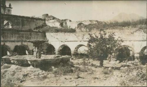 Antigua, building ruins with view of fountain