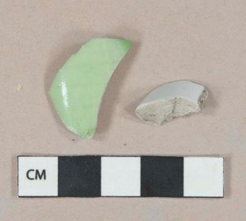 White porcelain vesel body fragments, white paste, 1 fragment painted green