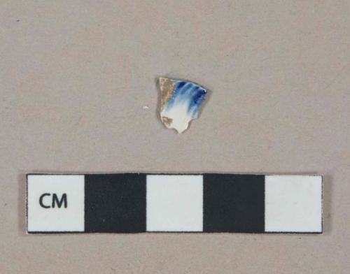 Blue on white handpainted shell-edged pearlware vessel rim fragment, white paste